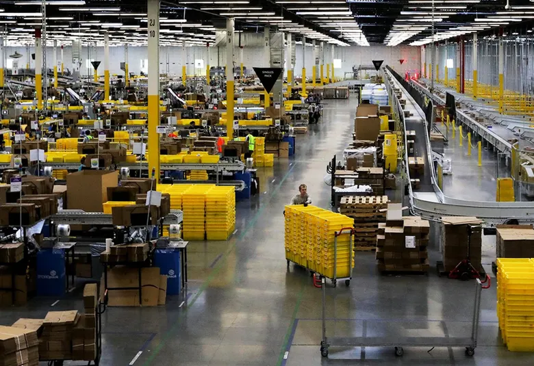 Automated distribution center with conveyor belt monitoring